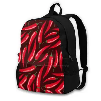 Безшевни модел на тъмно червен фон. Раница за училище, ученик, чанта за лаптоп, чили, тъмно-червен