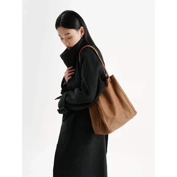 Моден тренд 2024 г., нова дамска чанта нишевого дизайн, висококачествена елегантна чанта-кофа, в западен стил, е универсална чанта през рамо